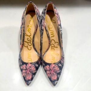 Floral print pump